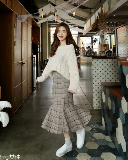 格子長裙搭配什么上衣？清新文藝風(fēng)女孩