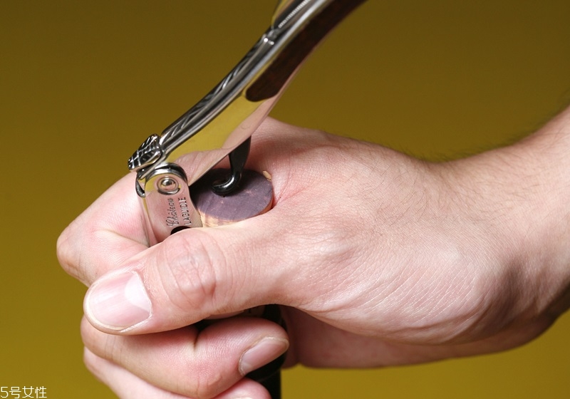 葡萄酒怎么用開瓶器開 4種開瓶器的使用方法 葡萄酒怎么用開瓶器開 4種開瓶器的使用方法