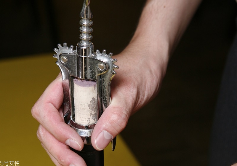 葡萄酒怎么用開瓶器開 4種開瓶器的使用方法 葡萄酒怎么用開瓶器開 4種開瓶器的使用方法