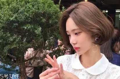 皮膚白的人染什么顏色的頭發(fā)好看？避免冷色調(diào)