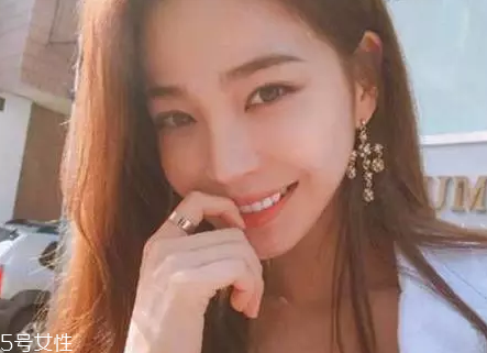 皮膚白的人染什么顏色的頭發(fā)好看？避免冷色調(diào)