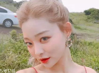 皮膚白的人染什么顏色的頭發(fā)好看？避免冷色調(diào)