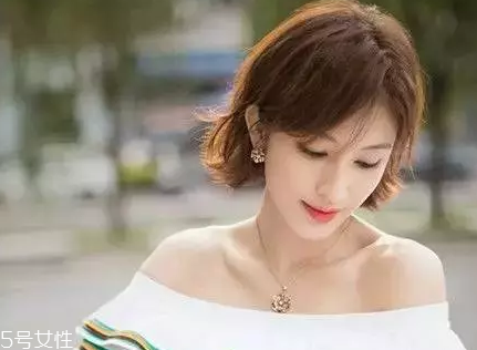 皮膚白的人染什么顏色的頭發(fā)好看？避免冷色調(diào)