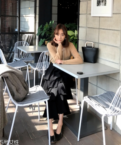 黑色長裙搭配什么上衣？自帶顯瘦效果