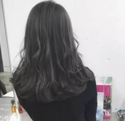 皮膚白的人染什么顏色的頭發(fā)好看？避免冷色調(diào)