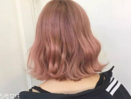 皮膚白的人染什么顏色的頭發(fā)好看？避免冷色調(diào)