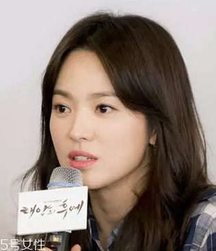 皮膚白的人染什么顏色的頭發(fā)好看？避免冷色調(diào)