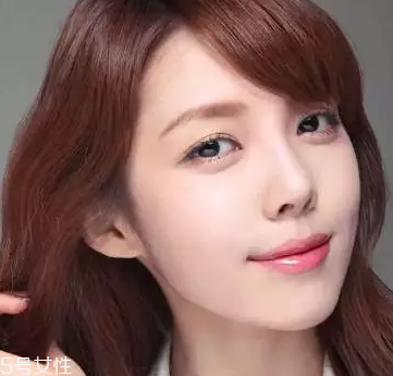 皮膚白的人染什么顏色的頭發(fā)好看？避免冷色調(diào)