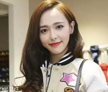 皮膚白的人染什么顏色的頭發(fā)好看？避免冷色調(diào)