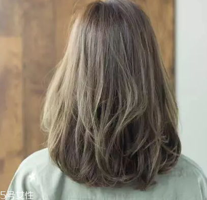 皮膚白的人染什么顏色的頭發(fā)好看？避免冷色調(diào)