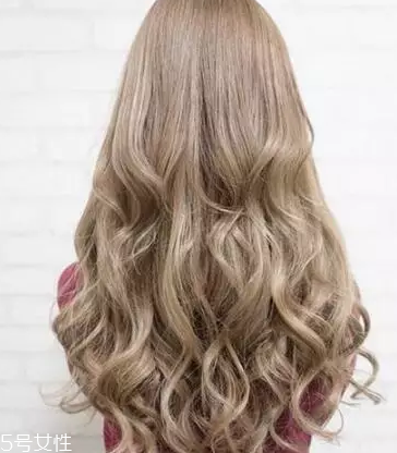 皮膚白的人染什么顏色的頭發(fā)好看？避免冷色調(diào)