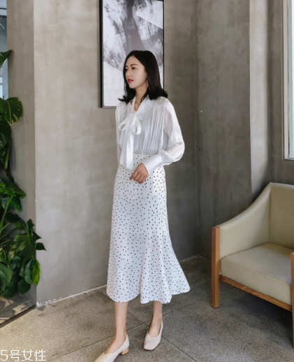 波點裙搭配什么上衣？復古混搭風女王