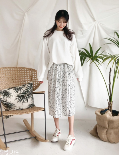 波點裙搭配什么上衣？復古混搭風女王