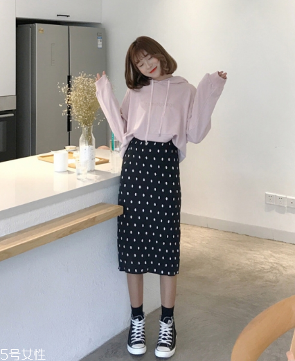 波點裙搭配什么上衣？復古混搭風女王