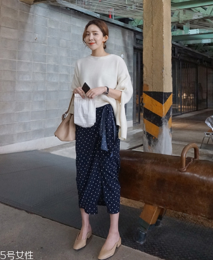 波點裙搭配什么上衣？復古混搭風女王