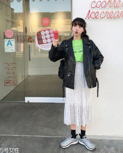 波點裙搭配什么上衣？復古混搭風女王