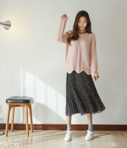 波點裙搭配什么上衣？復古混搭風女王