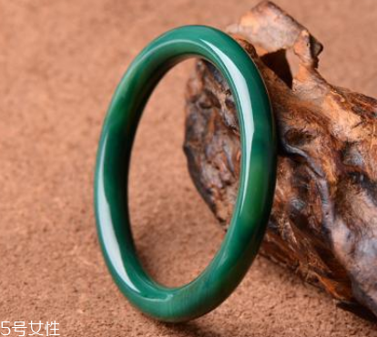 綠水晶手鐲應戴哪只手？左手更好