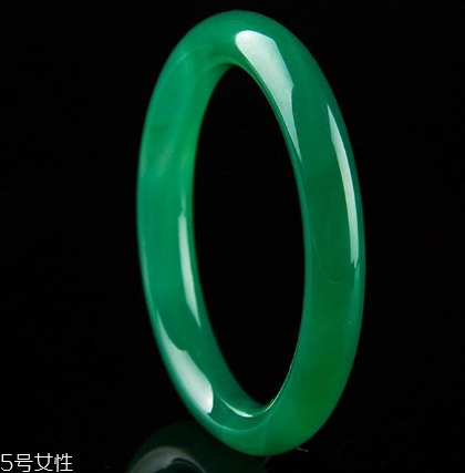 綠水晶手鐲應戴哪只手？左手更好