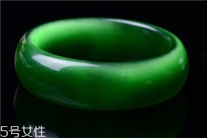 綠水晶手鐲應(yīng)戴哪只手？左手更好