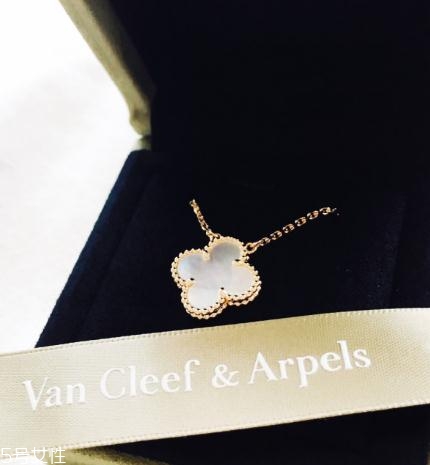 梵克雅寶項(xiàng)鏈可以戴著洗澡嗎？