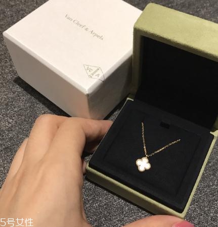 梵克雅寶項(xiàng)鏈可以戴著洗澡嗎？