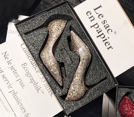 高跟鞋能用水洗嗎？真皮千萬(wàn)不能碰水