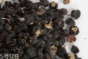 黑枸杞會泡成白色嗎？有這個可能
