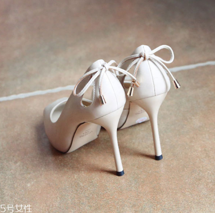 高跟鞋要買大一碼還是一樣？