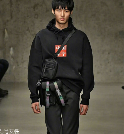 李寧走秀款虎鶴雙形限量衛(wèi)衣多少錢_在哪買？