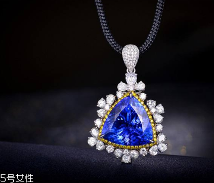 坦桑石和藍(lán)寶石有什么區(qū)別？寶石大對(duì)比