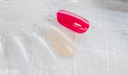 怎么自己在家美甲？4個(gè)步驟打造創(chuàng)意美甲