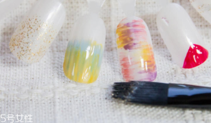 怎么自己在家美甲？4個(gè)步驟打造創(chuàng)意美甲