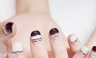 怎么自己在家美甲？4個(gè)步驟打造創(chuàng)意美甲