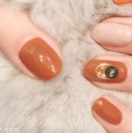 怎么自己在家美甲？4個(gè)步驟打造創(chuàng)意美甲