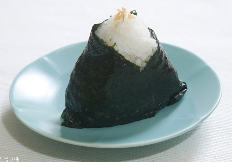 海苔飯團的做法圖解 海苔飯團不同形狀做法