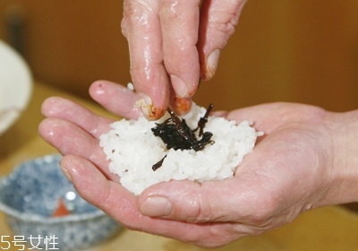海苔飯團的做法圖解 海苔飯團不同形狀做法
