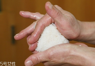 海苔飯團的做法圖解 海苔飯團不同形狀做法