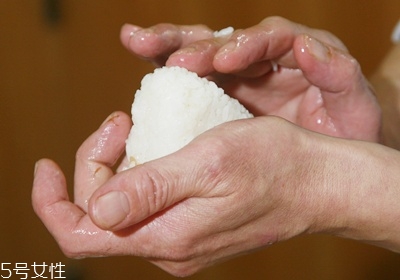 海苔飯團的做法圖解 海苔飯團不同形狀做法