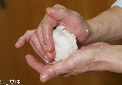 海苔飯團的做法圖解 海苔飯團不同形狀做法