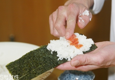 海苔飯團的做法圖解 海苔飯團不同形狀做法