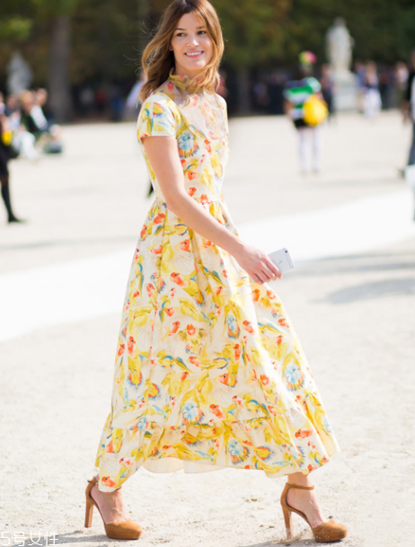 印花單品怎么搭配？感受春夏的浪漫情緣