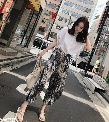 印花單品怎么搭配？感受春夏的浪漫情緣