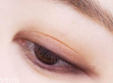 戴眼鏡怎么化妝好看？這么化妝比戴美瞳還美貌