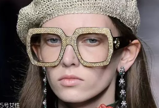 戴眼鏡怎么化妝好看？這么化妝比戴美瞳還美貌