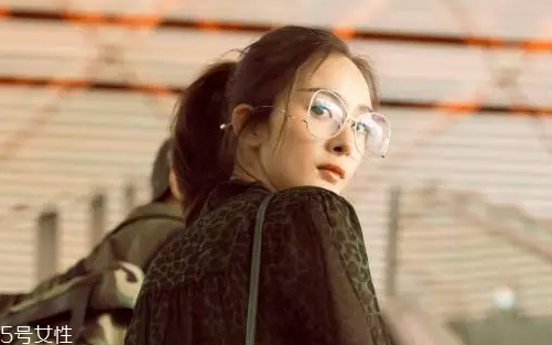 戴眼鏡怎么化妝好看？這么化妝比戴美瞳還美貌