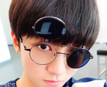 戴眼鏡怎么化妝好看？這么化妝比戴美瞳還美貌