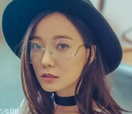 戴眼鏡怎么化妝好看？這么化妝比戴美瞳還美貌