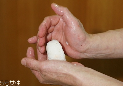 海苔飯團的做法圖解 海苔飯團不同形狀做法