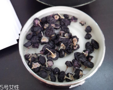 黑枸杞能和菊花一起泡嗎？這個(gè)搭配沒毛病